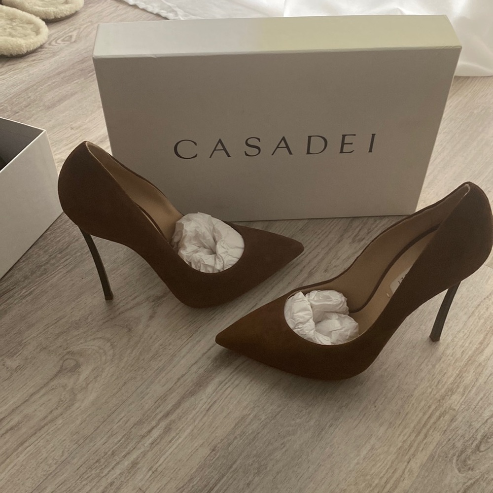 New in box Casadei blade espresso brow heels